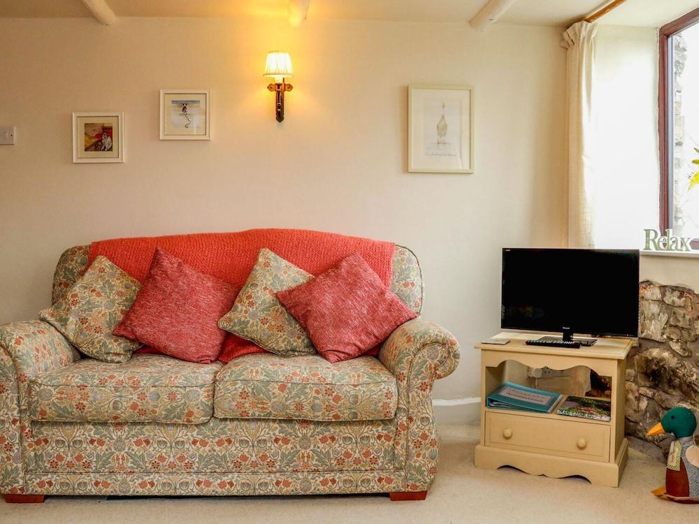 Cedar Cottage - Living Room