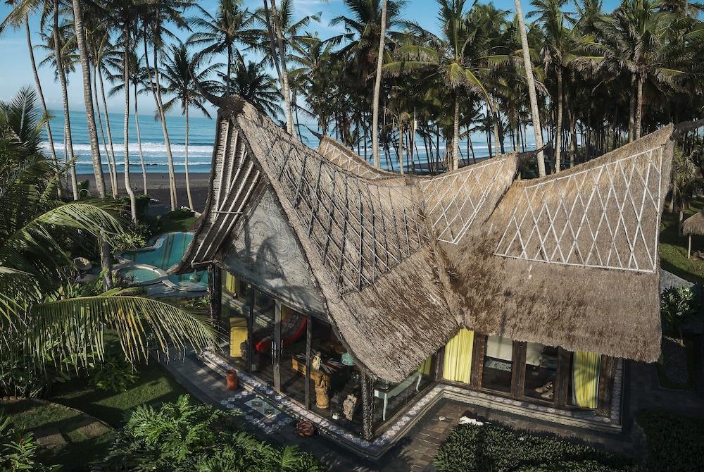 Absolute Beachfront Romantic Villa Laut - Featured Image