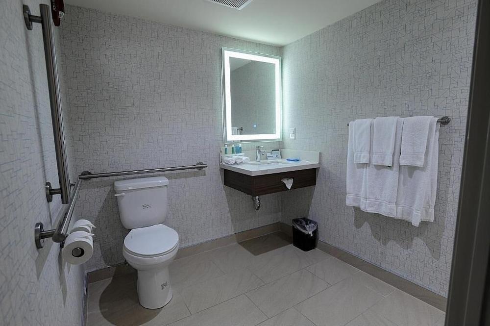 Holiday Inn Express & Suites Toronto Airport West, an IHG Hotel - Bathroom