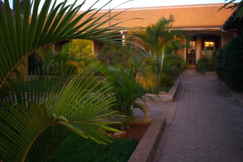 African Roots Entebbe - Exterior
