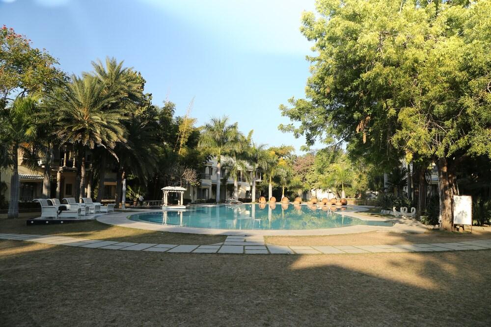 The Royal Retreat Resort and Spa - Outdoor Pool
