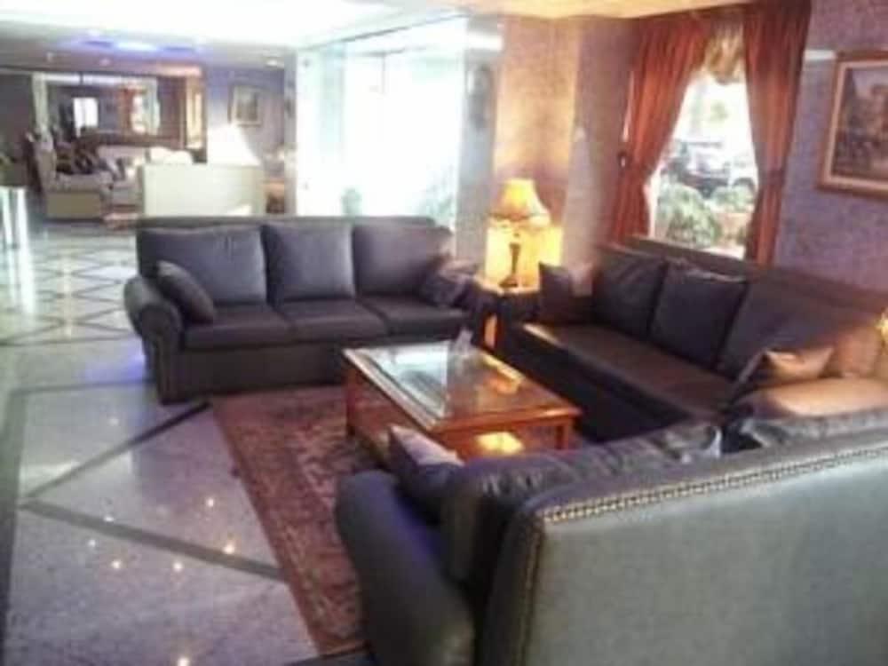The Diplomat Suite Hotel - Lobby Sitting Area