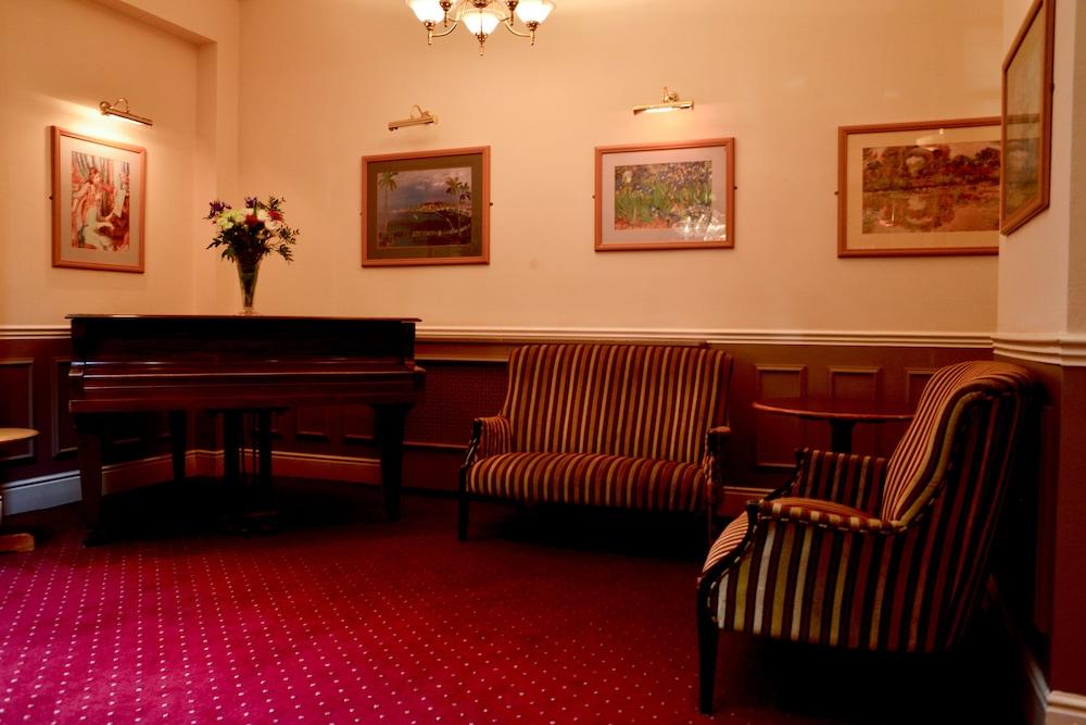 County Hotel - Lobby Sitting Area