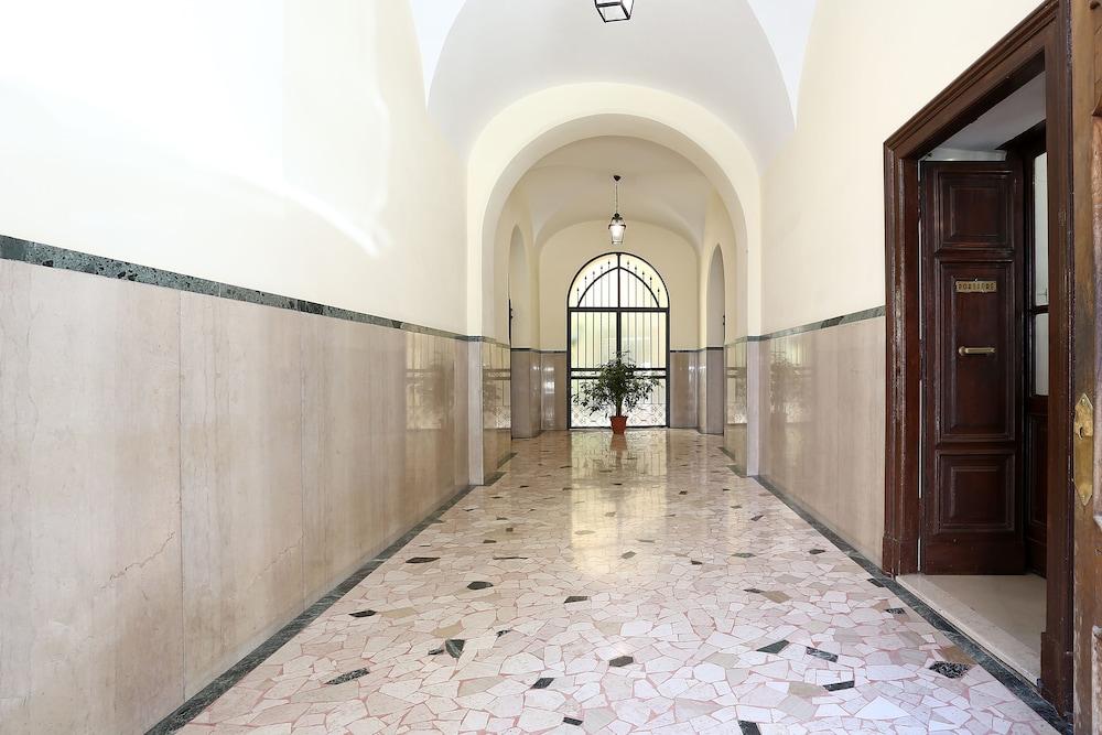 Residenza Cavour - Interior Entrance