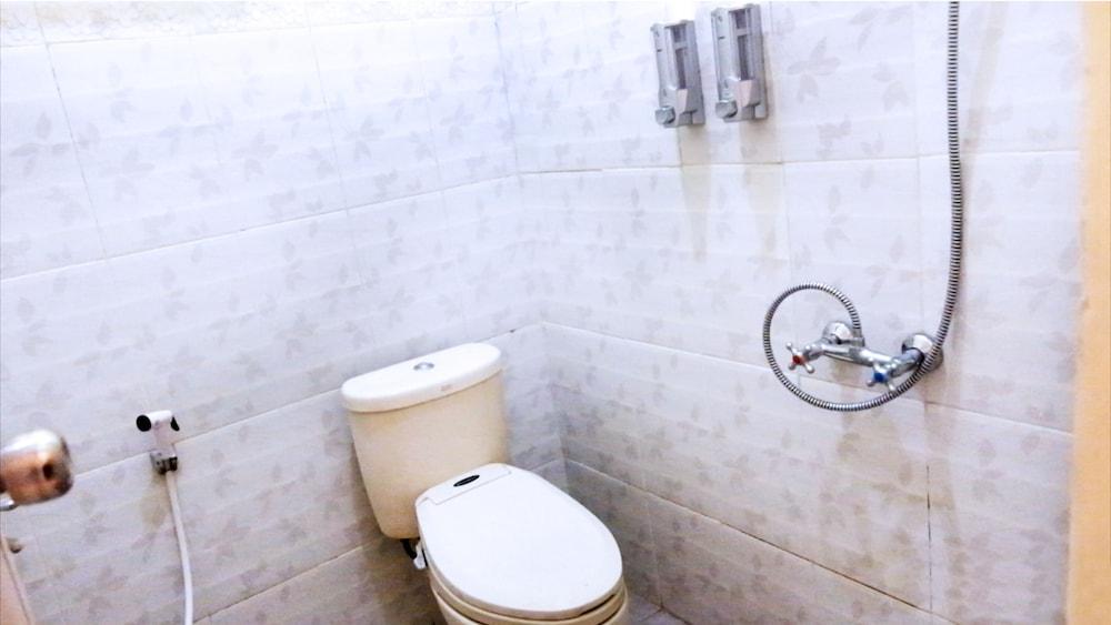 Homestay Tegal Kota by Simply Homy - Bathroom