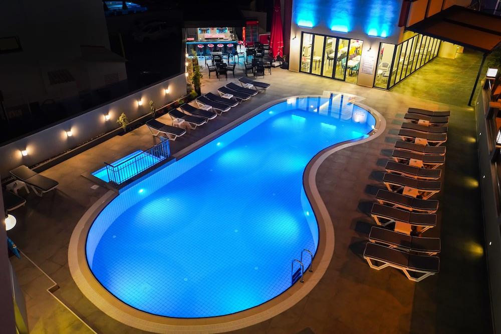 Seren Sari Hotel - Pool