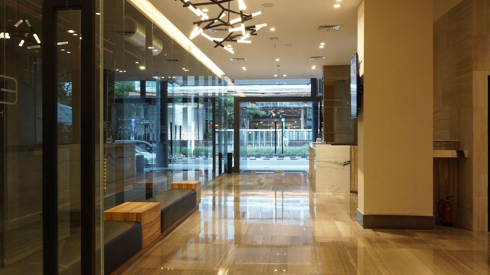 Erian Hotel - Interior Entrance