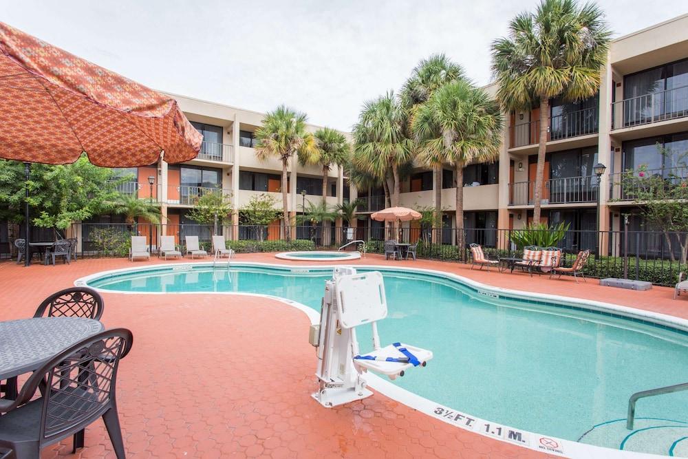 Days Inn & Suites by Wyndham Orlando Airport - Pool
