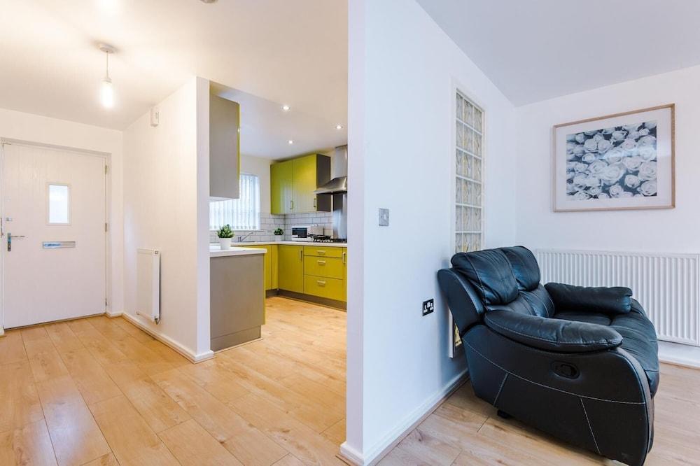Beautiful 3-bed House in Salford, - Featured Image