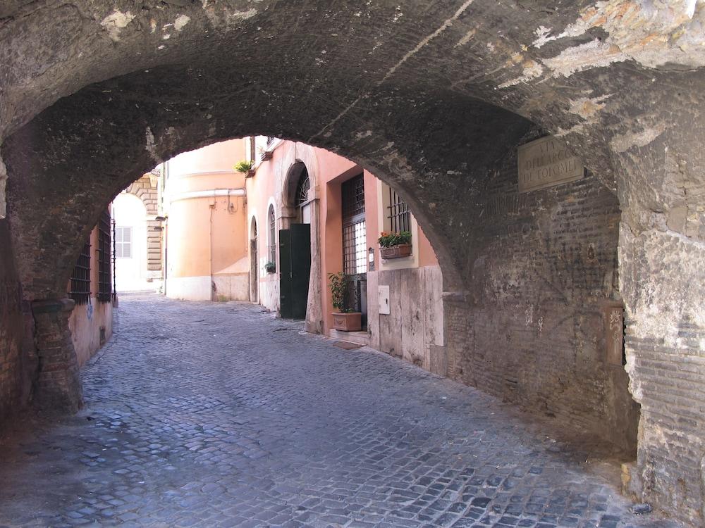 Guest House Arco dei Tolomei - Exterior detail