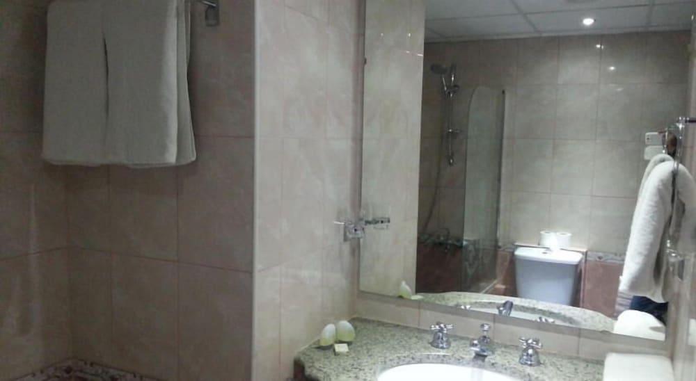 OIa Palace Hotel - Bathroom