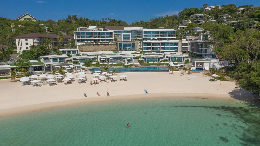 Crimson Resort & Spa Boracay - Beach