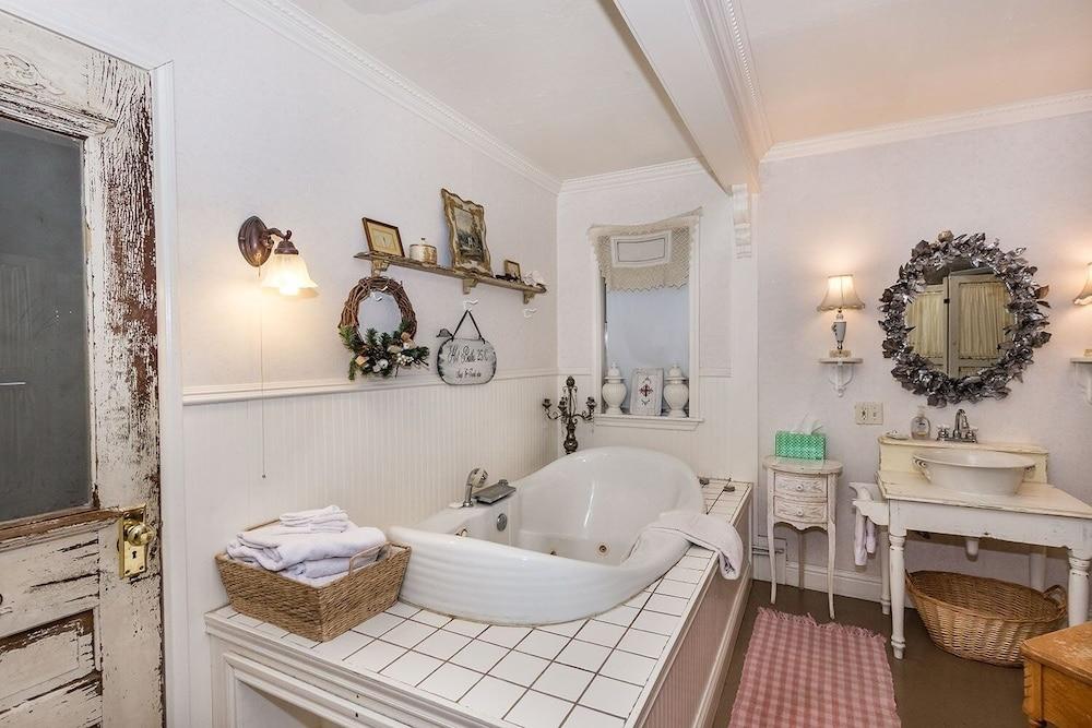 Binky's Summer Afternoon Studio Bedroom Cottage by Redawning - Bathroom
