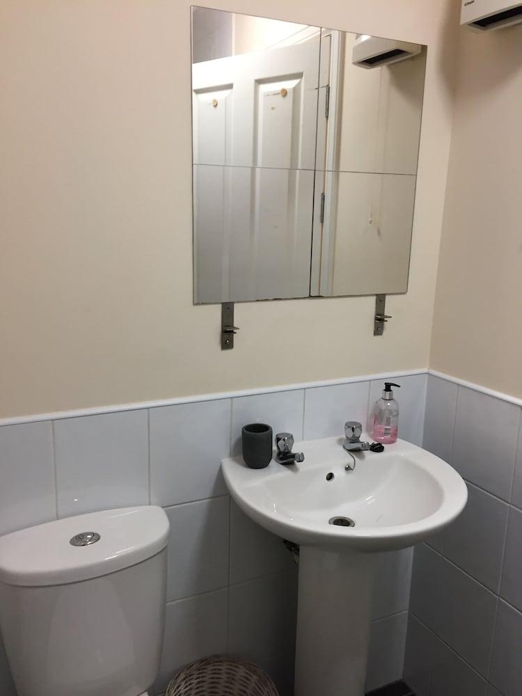 8 Varis Apartments - Bathroom