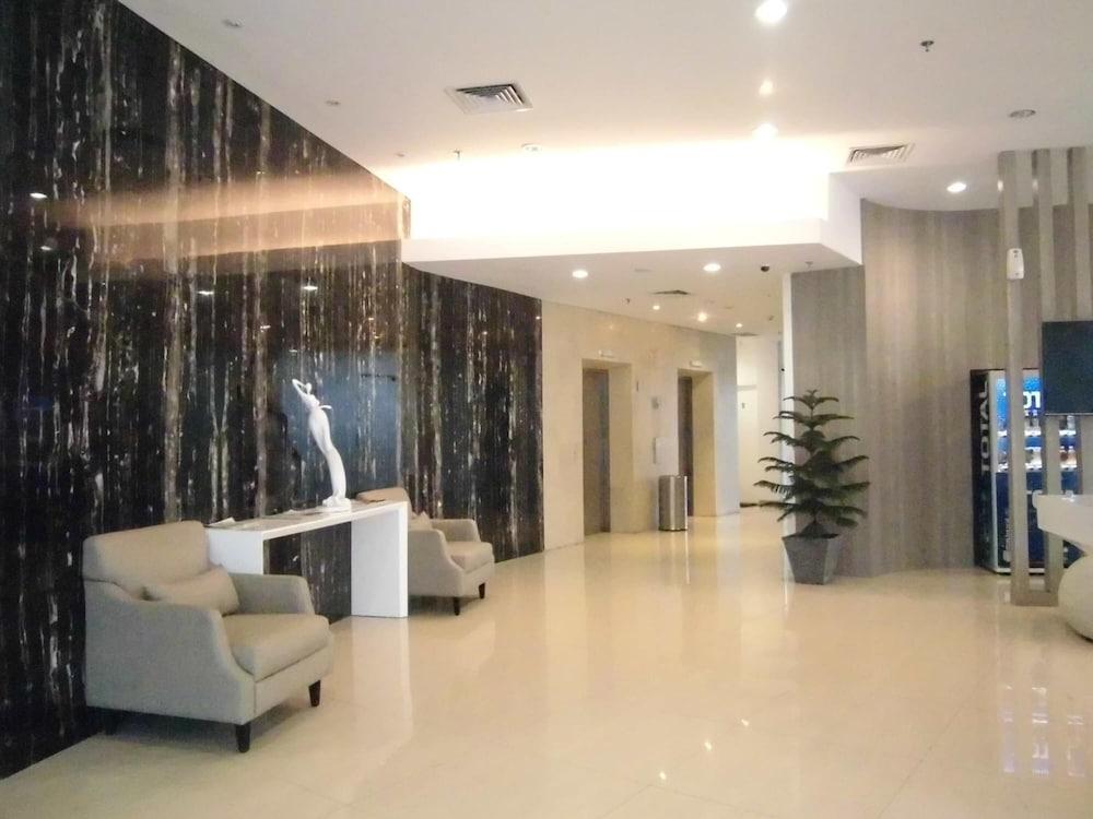 Whiz Hotel Cikini Jakarta - Lobby