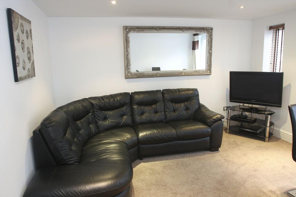 2 Bed Apt in Chorleywood Near Station - Living Area
