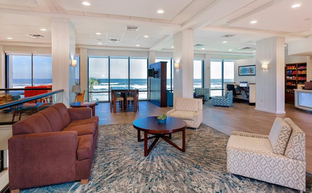 Holiday Inn Express & Suites Oceanfront, an IHG Hotel - Lobby Sitting Area