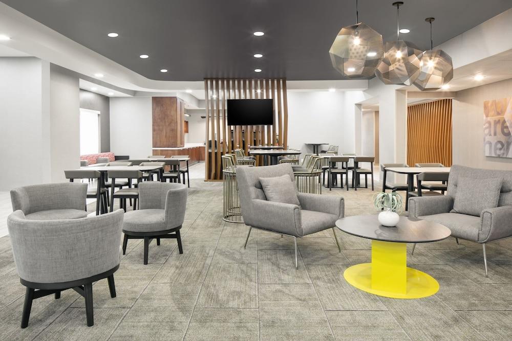 Springhill Suites by Marriott Tulsa - Lobby Lounge