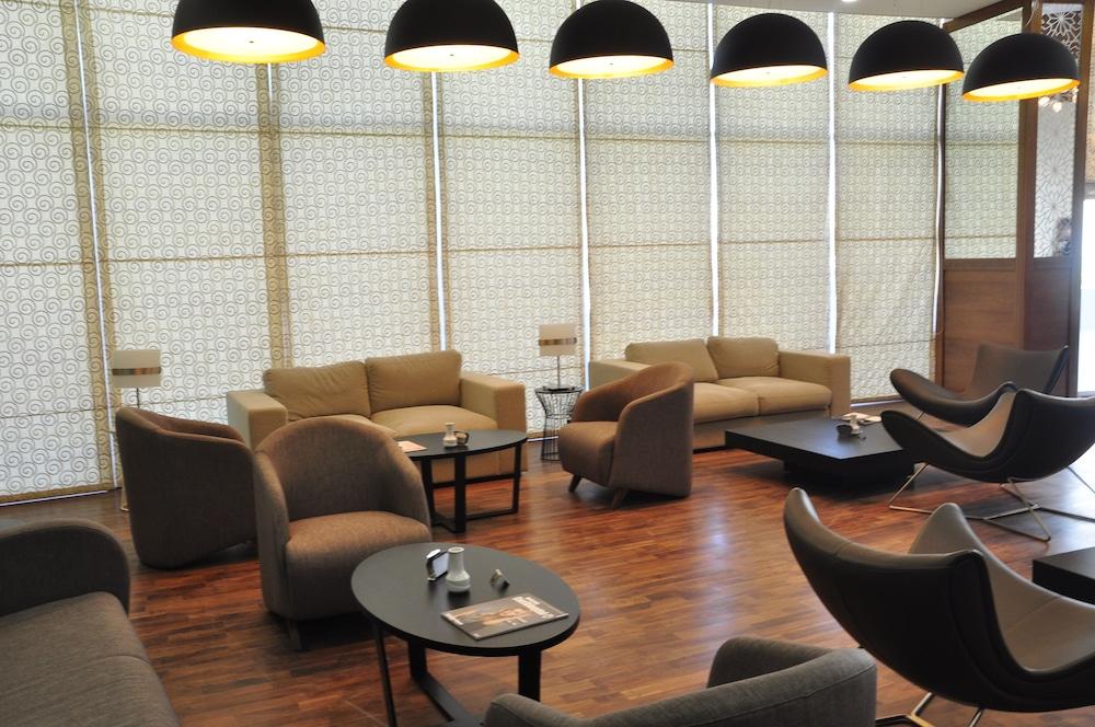 Gulf Suites Hotel Amwaj - Lobby Sitting Area