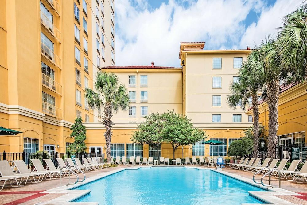 La Quinta Inn & Suites by Wyndham San Antonio Riverwalk - Featured Image