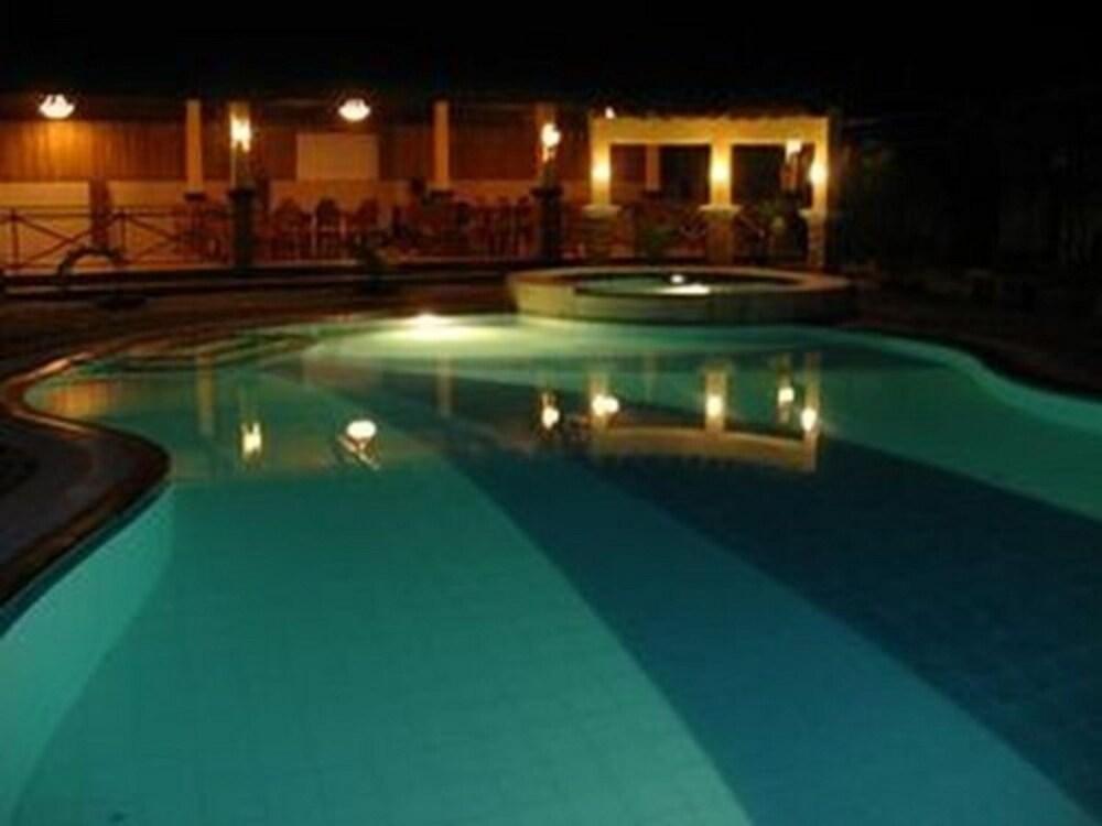 La Solana Suites And Resort - Outdoor Pool