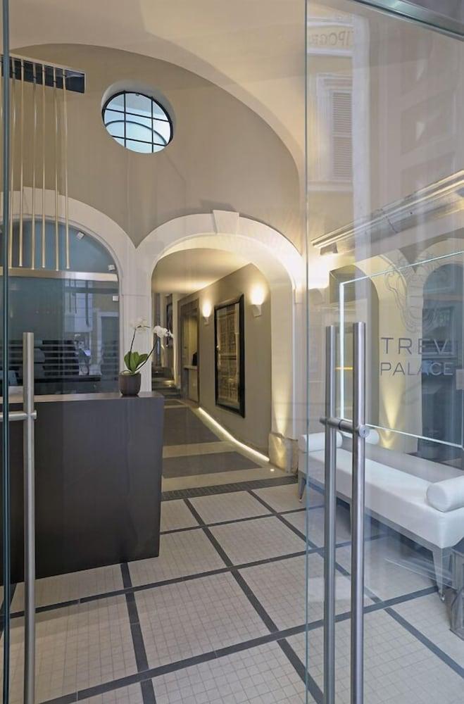 Trevi Palace Luxury Inn - Lobby