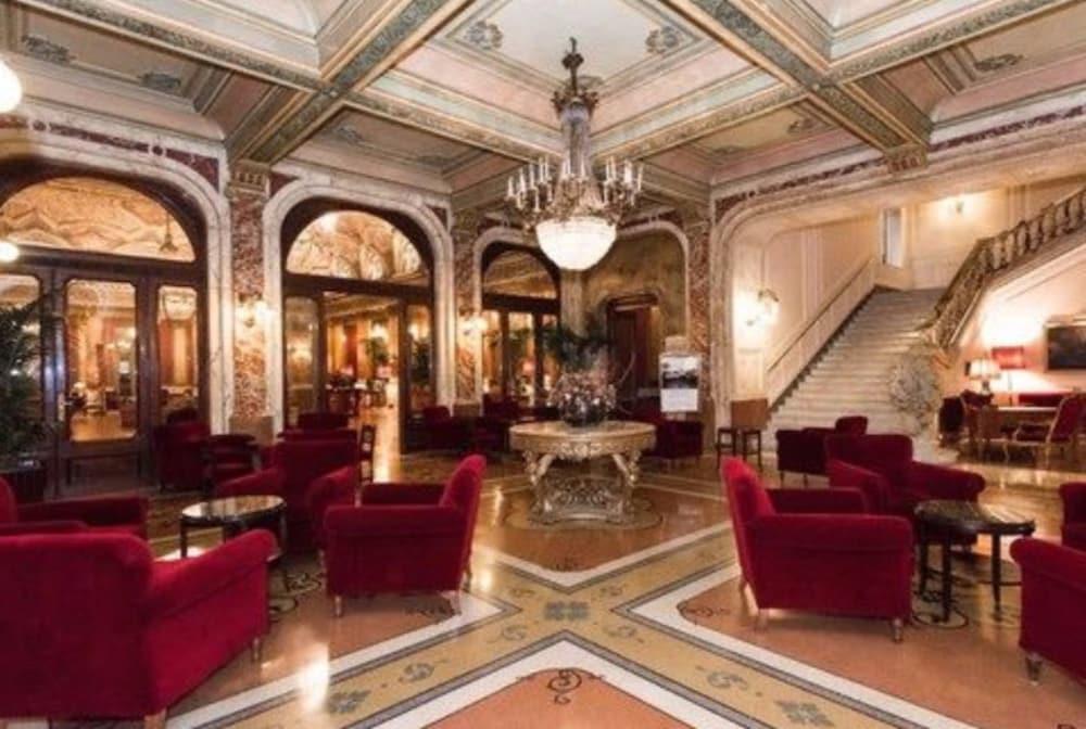 Grand Hotel Plaza - Lobby Sitting Area