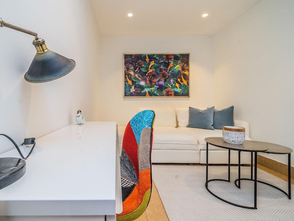 شقة ذات ألوان رائعة بها شرفة وتقع بالقرب من دبي مول - Interior
