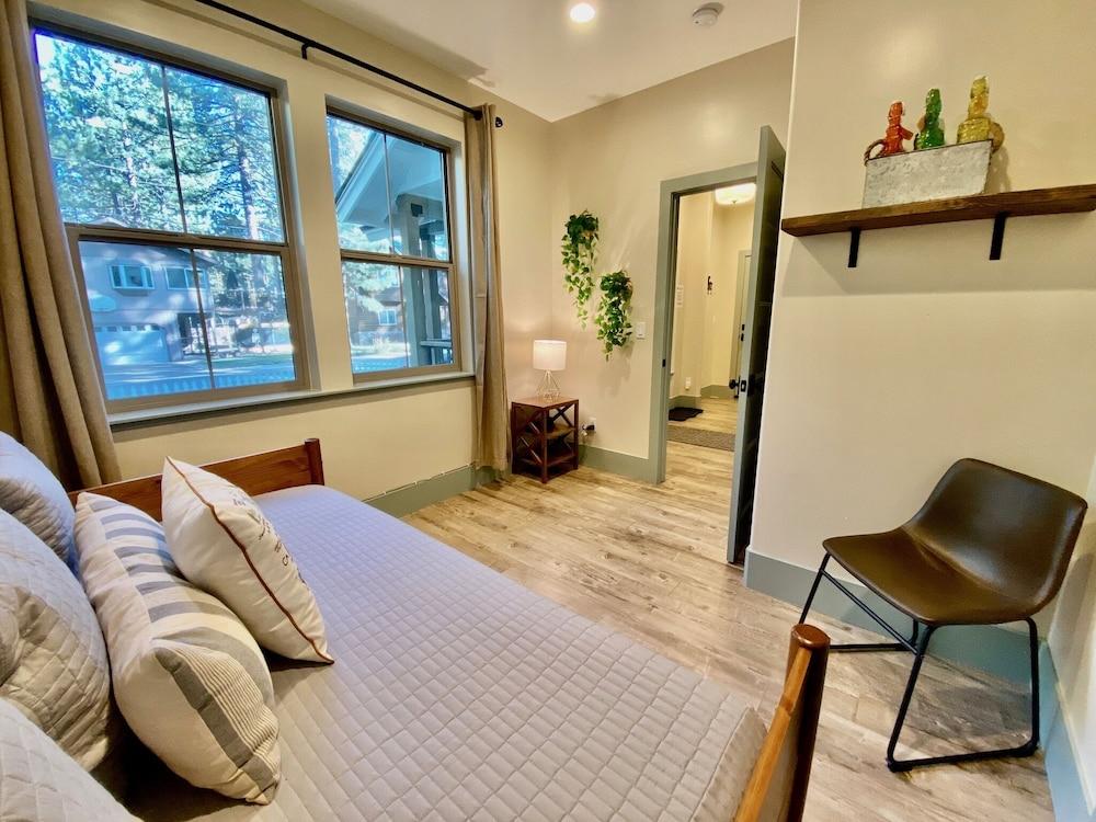 White Tahoe Cottage - Room