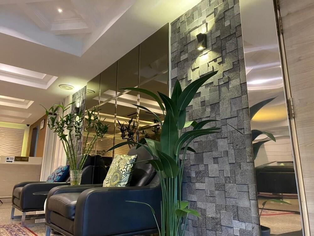 Queenspark Lovita Hotel - Lobby Sitting Area