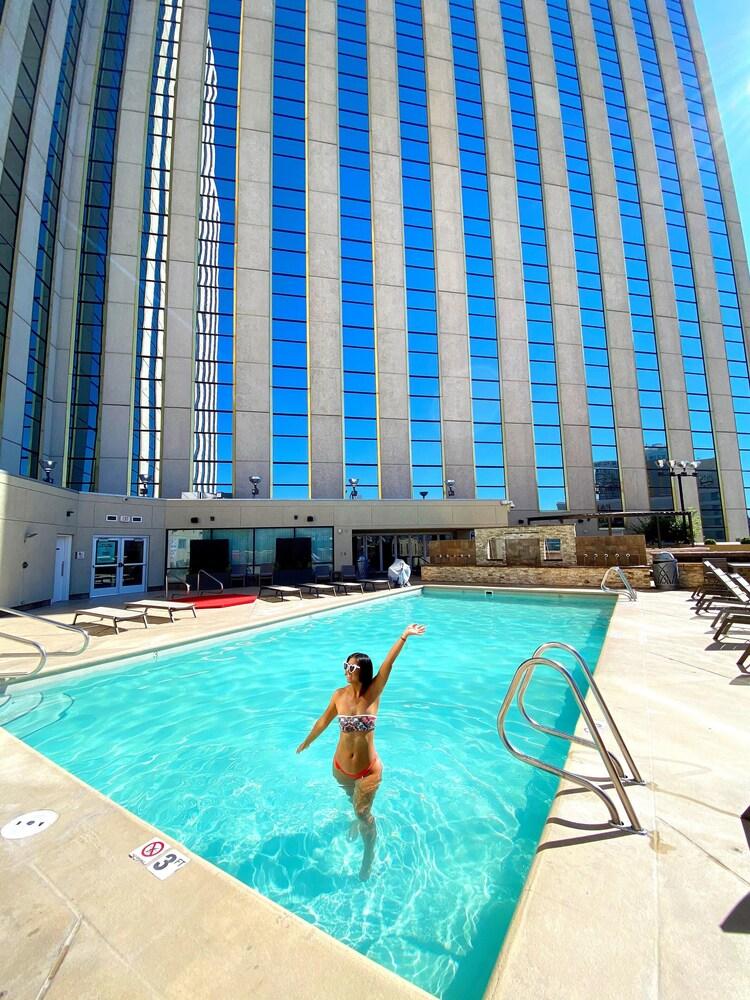 Silver Legacy Resort  Casino at THE ROW - Rooftop Pool