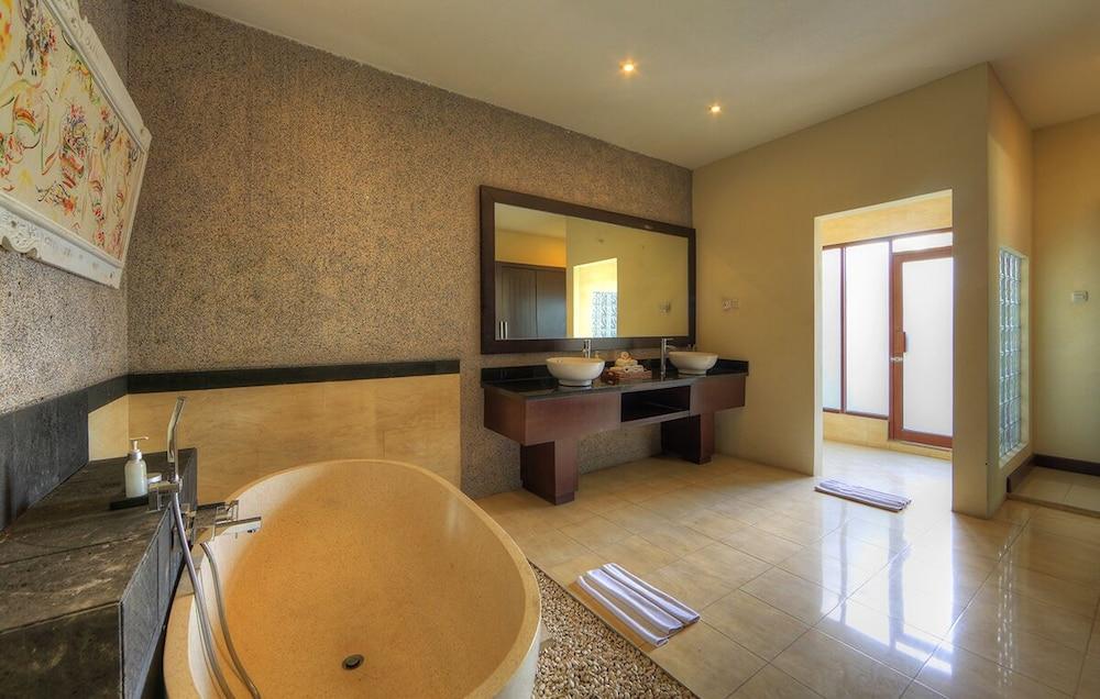 Bali Rich Seminyak Villas - Bathroom