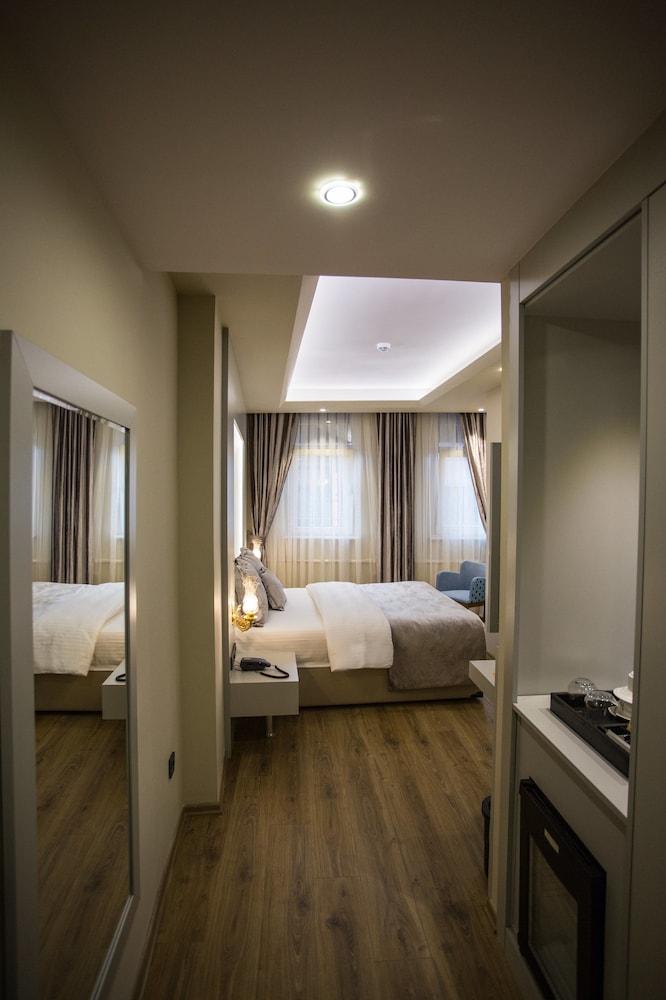 Bonne Sante Hotel - Room