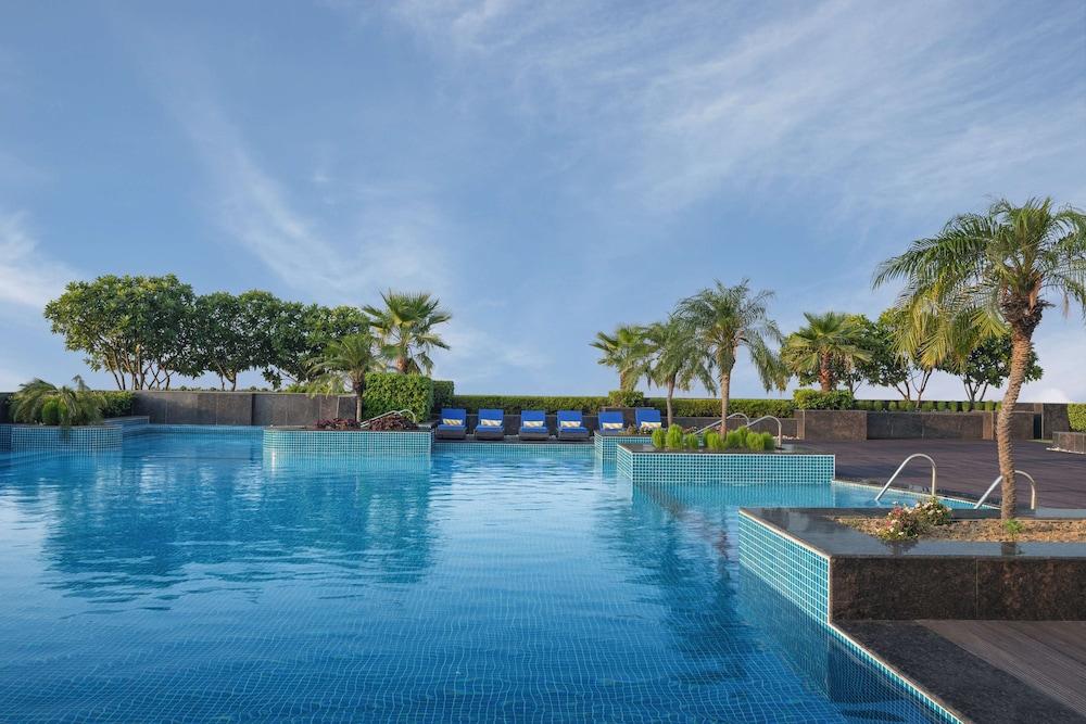 Radisson Blu Hotel New Delhi Dwarka - Outdoor Pool