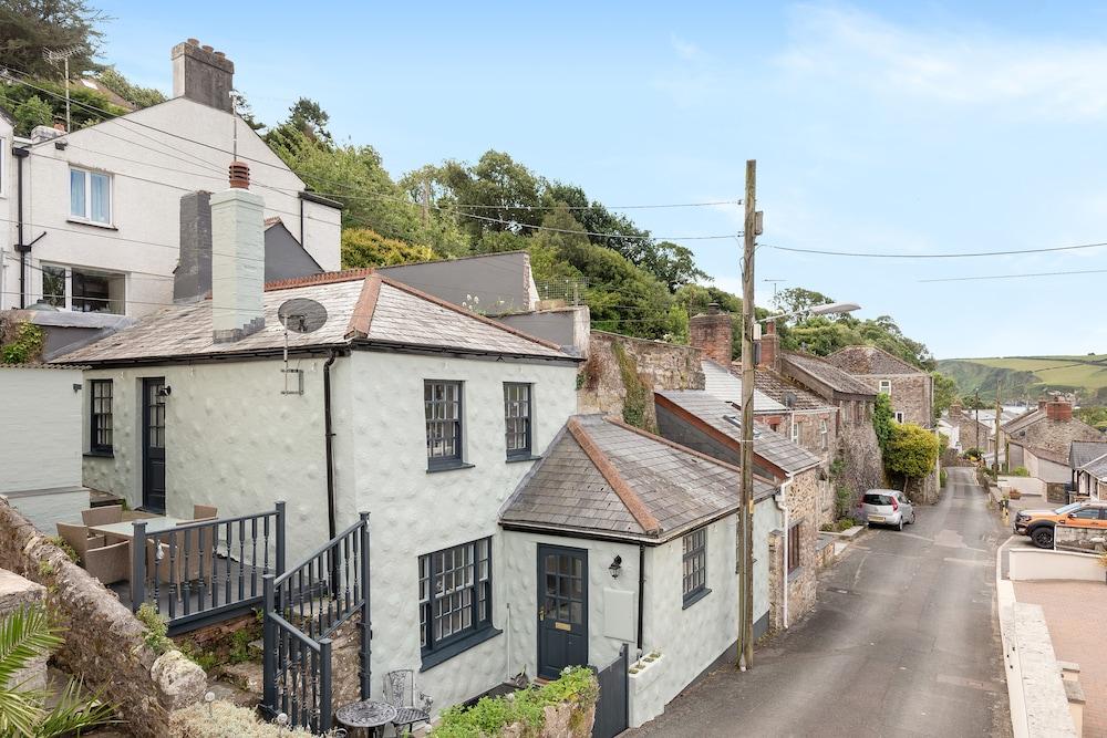 Cosy Cornish Cottage By The Sea and Local Pub - Featured Image