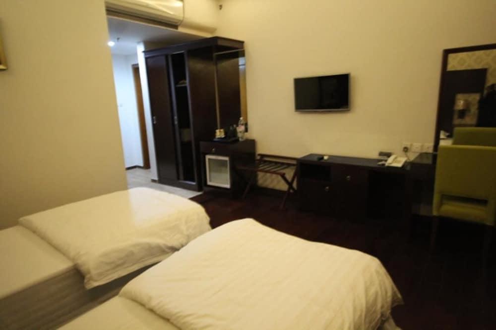 Bhanis Hotel - Room