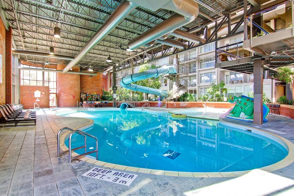 Delta Hotels by Marriott Toronto East - Pool