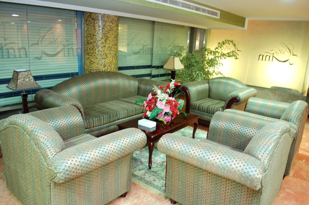 City Inn Suites - Lobby Sitting Area