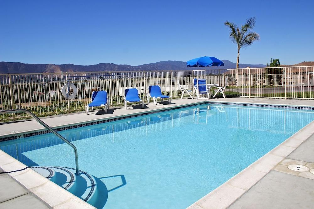 Best Western Plus Lake Elsinore Inn & Suites - Outdoor Pool