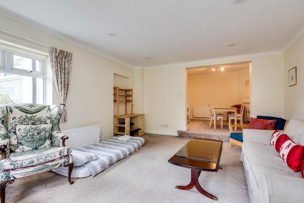 Spacious 1-bedroom Flat With Garden Free Parking - Room