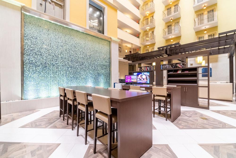 Doubletree Suites by Hilton at The Battery Atlanta - Lobby