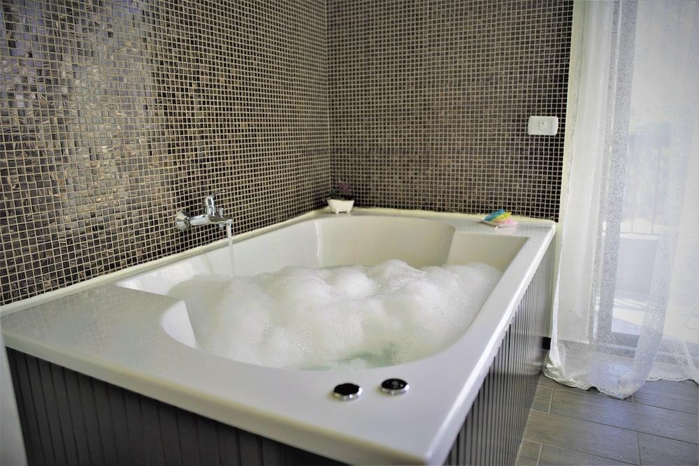 Beverly Hotel Beirut - Private Spa Tub