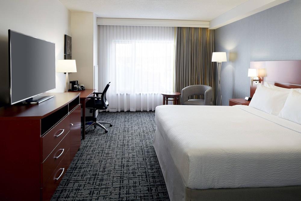 Fairfield Inn & Suites by Marriott Montreal Airport - Room