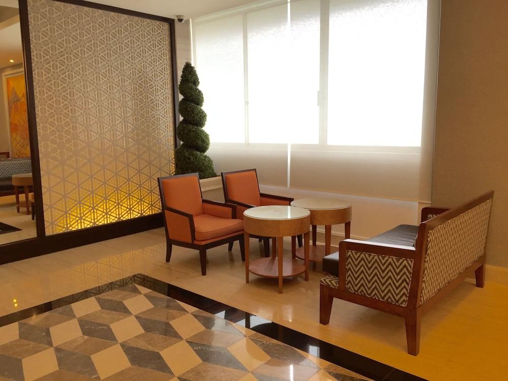 Indra Regent Hotel - Lobby Sitting Area