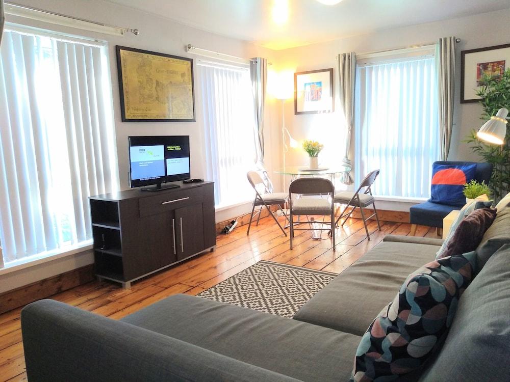 Perfect City Center Location, Parking, 4 Beds - Featured Image