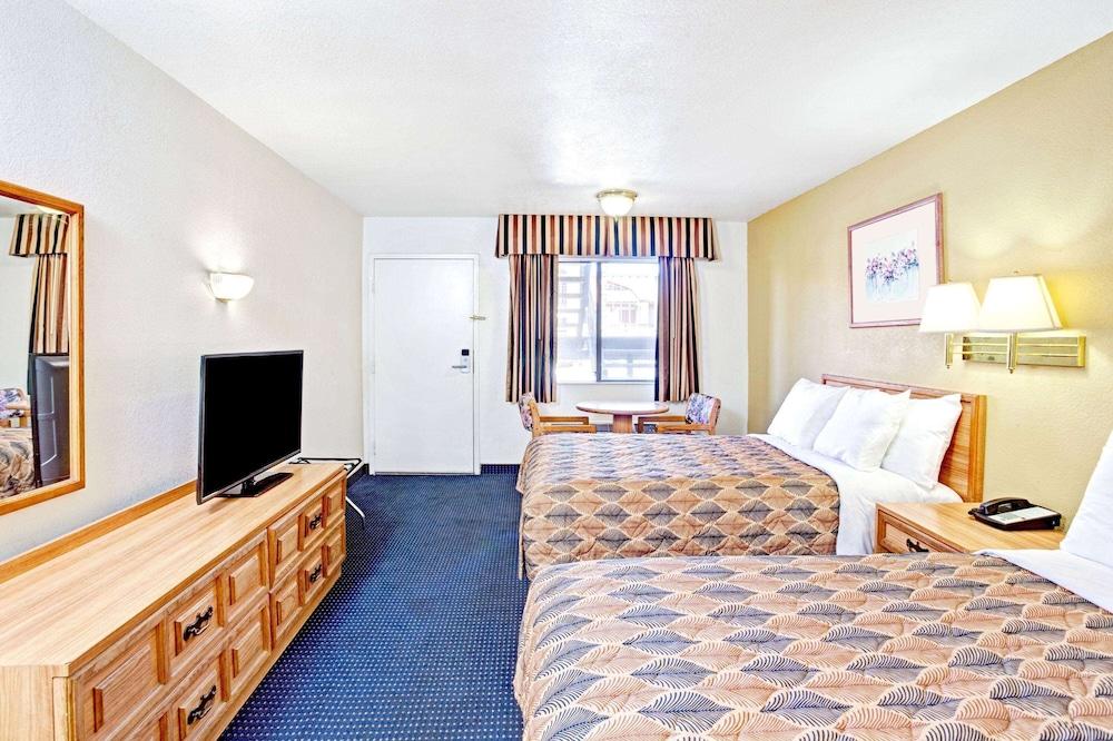 Travelodge by Wyndham Banning CA Near Casino/Outlet Mall - Room