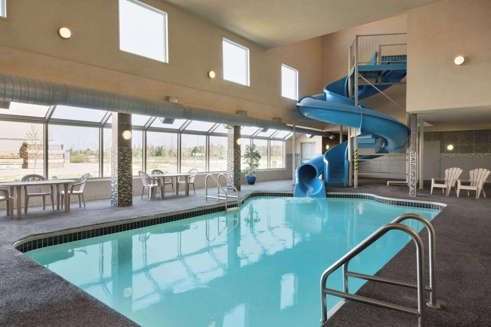 Days Inn by Wyndham Regina Airport West - Pool