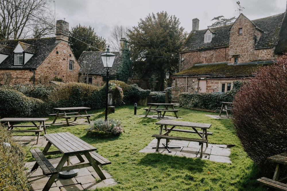 The Falkland Arms - Property Grounds