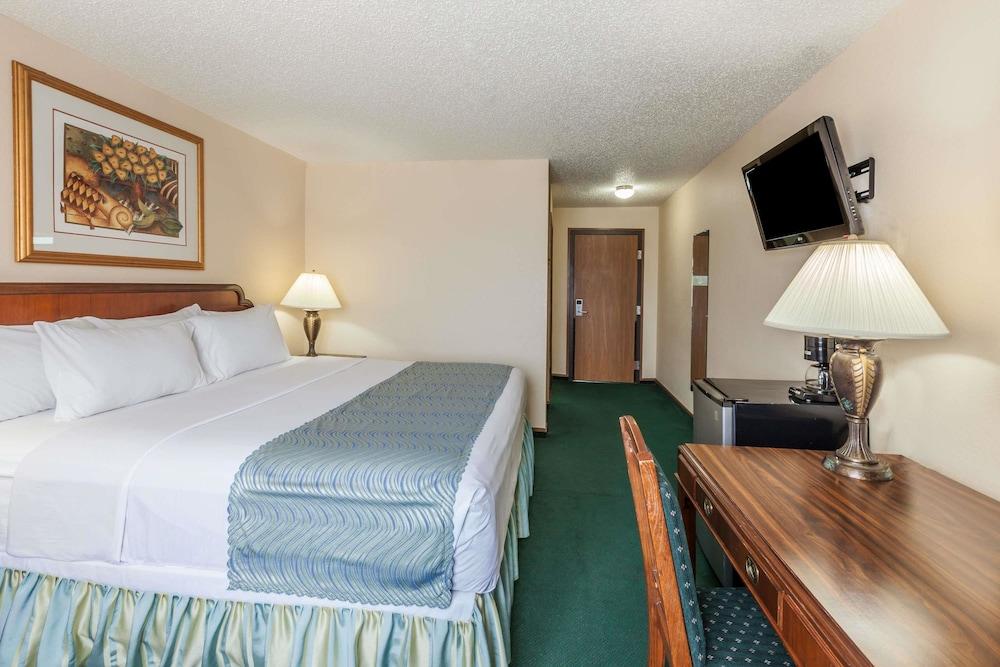 Super 8 by Wyndham Irving DFW Airport/South - Room