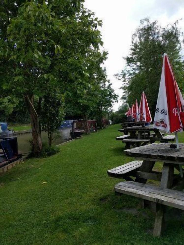 The Barge Inn - Property Grounds